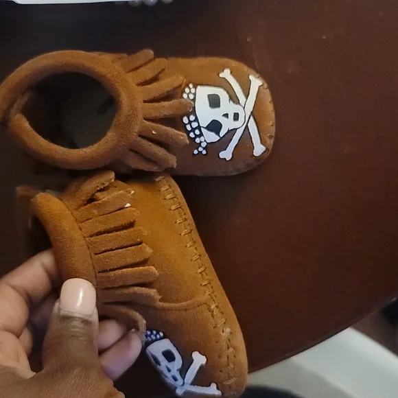 Minnetonka hand painted moccasins brand new brown size 0 - Picture 2 of 4
